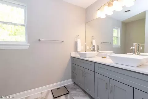 Bath - 2985 Gale Rd, Willoughby, OH 44094 photo 3 of 5