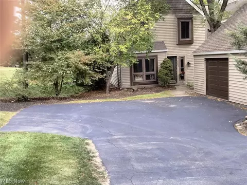 17501 Fairlawn Dr, Chagrin Falls, OH 44023