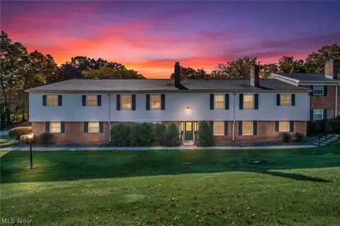 7050 Carriage Hill Dr #203, Brecksville, OH 44141