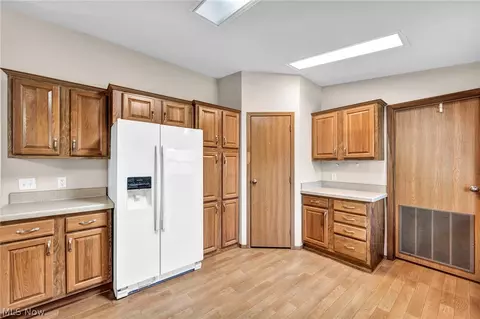 Kitchen - 557 Chambers Rd, Chardon, OH 44024 photo 4 of 5