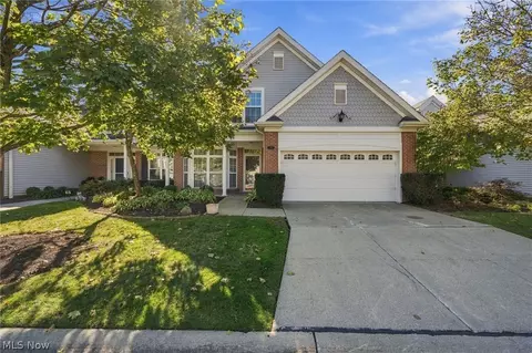 210 Rosebury Ct, Mayfield Heights, OH 44124