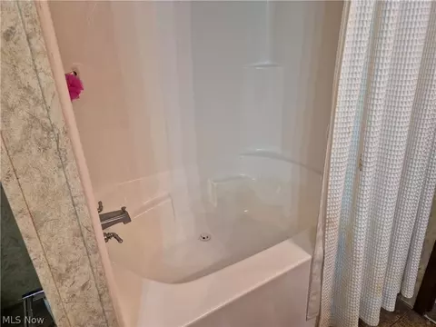 Bath - 95 Shawnee Ln, Creston, OH 44217 photo 2 of 3