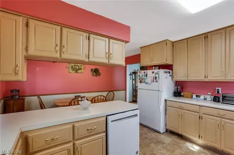 Kitchen - 113 Maple Ave, Hebron, OH 43025 photo 2 of 3