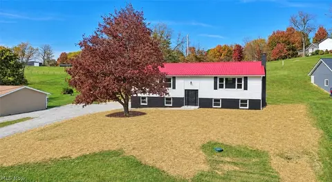 405 Walnut Hills Dr, Zanesville, OH 43701