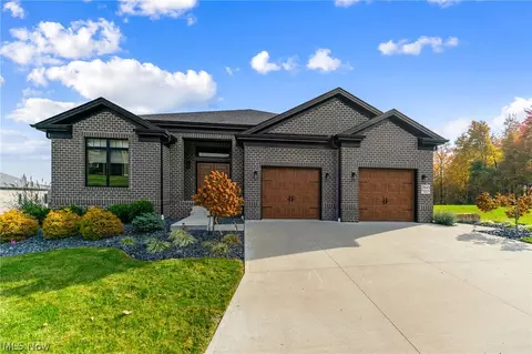 2645 Waters Edge Dr, Columbiana, OH 44408