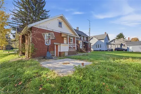 Exterior - 2219 3rd St NE, Canton, OH 44704 photo 7 of 8