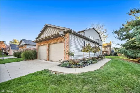 411 Sherbrook Cir NE #411D, North Canton, OH 44720