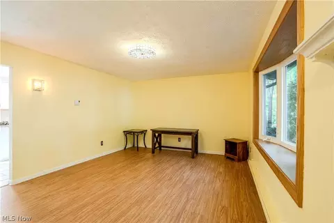 Living - 178 Antioch Dr, Elyria, OH 44035 photo 2 of 10