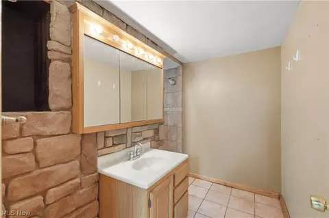 Bath - 930 W Comet Rd, Clinton, OH 44216 photo 3 of 3
