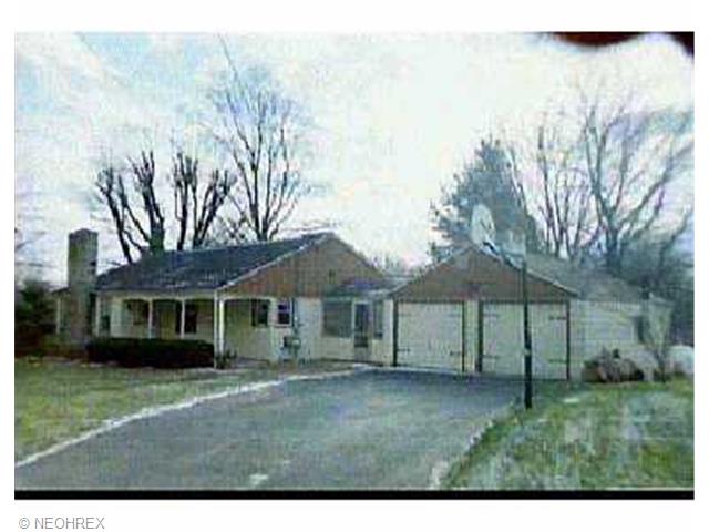 1608 Perry Dr, Canton, OH 44708 photo 1