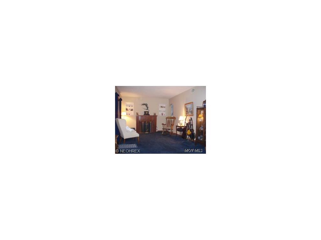 116 E 5th St, Williamstown, WV 26187 photo 3