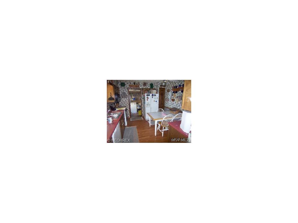 125 E 9th St, Williamstown, WV 26187 photo 3