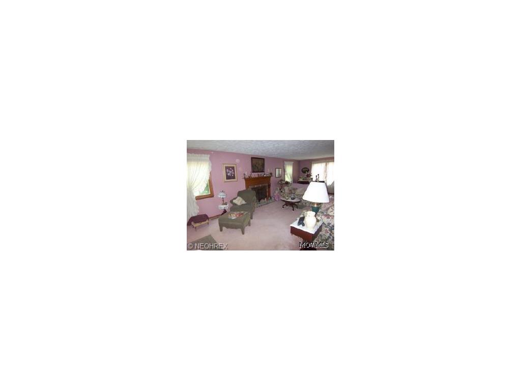 125 E 9th St, Williamstown, WV 26187 photo 2