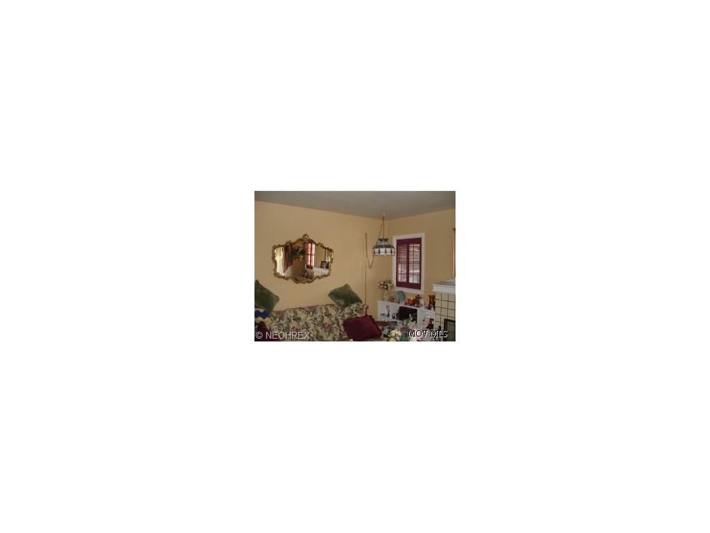 120 E 6th St, Williamstown, WV 26187 photo 4