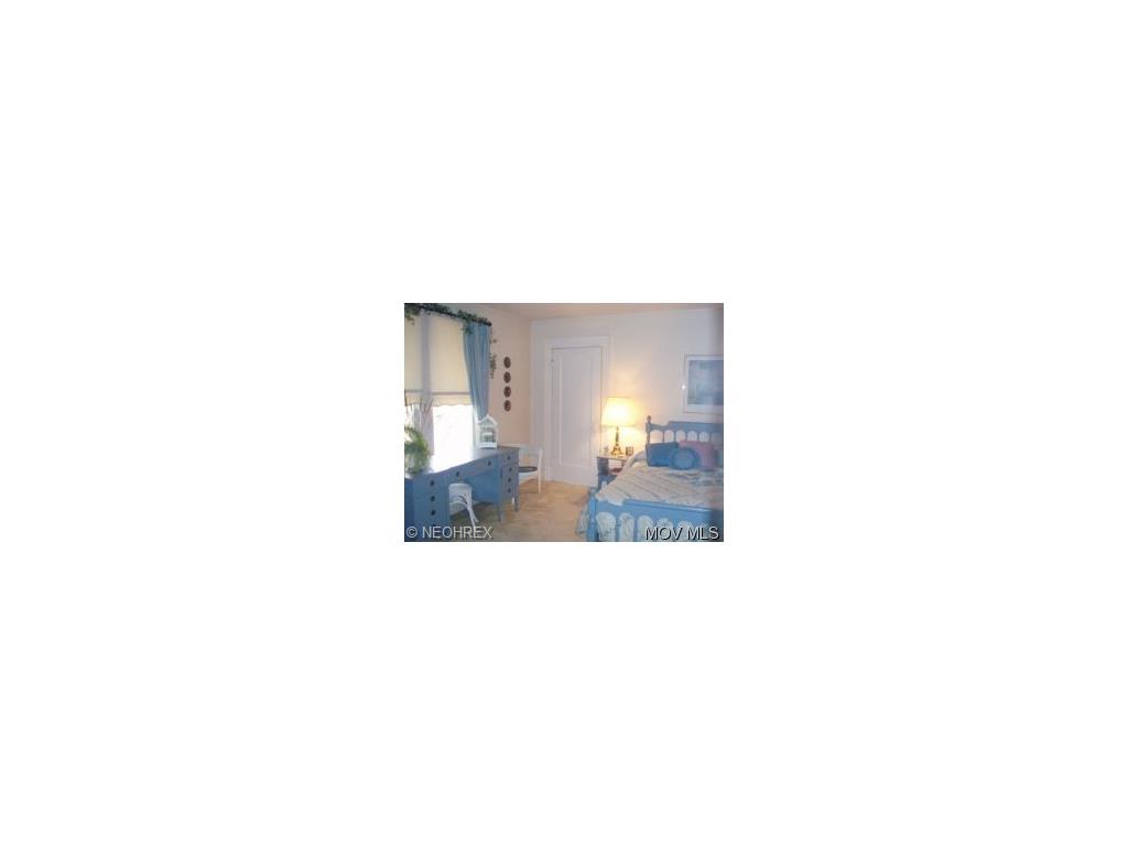 576 E 4th St, Williamstown, WV 26187 photo 4