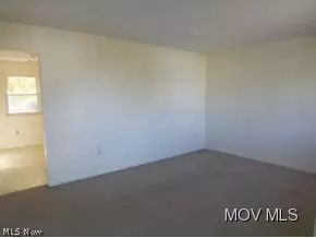212 E 10th St, Williamstown, WV 26187 photo 3