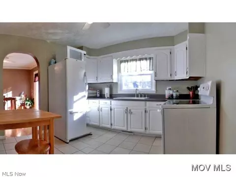 122 E 6th St, Williamstown, WV 26187 photo 5