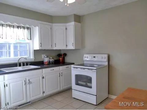 122 E 6th St, Williamstown, WV 26187 photo 6