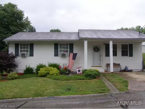 201 E Tenth St, Williamstown, WV 26187 photo 1