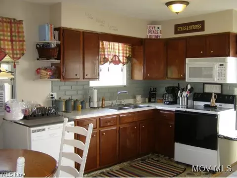 201 E Tenth St, Williamstown, WV 26187 photo 5