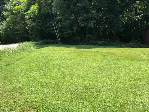 Meadow Drive, Parkersburg, WV 26101