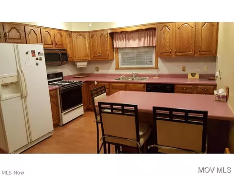 124 E 6th St, Williamstown, WV 26187 photo 3