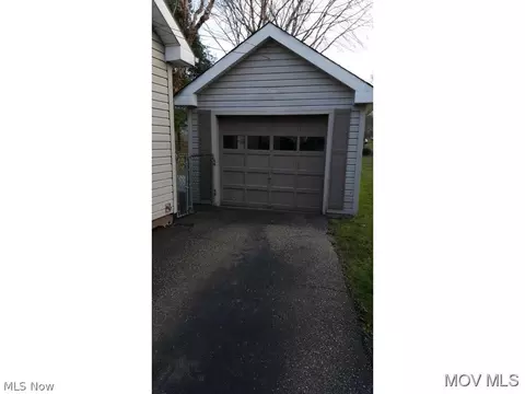 124 E 6th St, Williamstown, WV 26187 photo 2