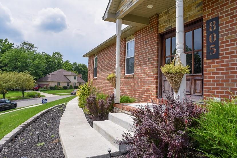  805 Creekview Ct, Bellefontaine, OH 43311 photo 2
