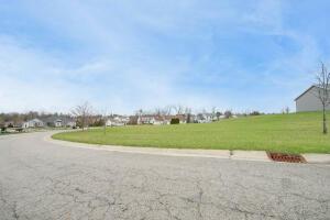 801 Lost Creek Dr, Bellefontaine, OH 43311