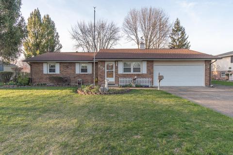 908 Aster Dr, Wapakoneta, OH 45895