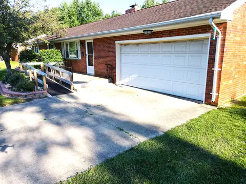 211 Royal Ln, Enon, OH 45323