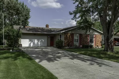 710 N Blackhoof St, Wapakoneta, OH 45895