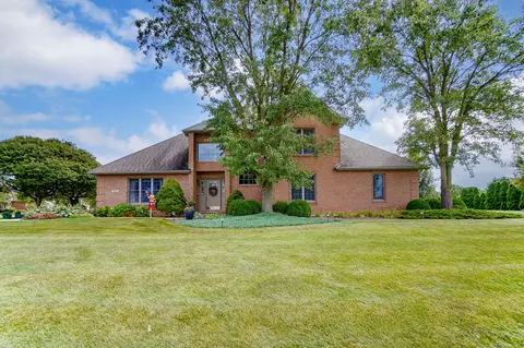 910 Stoneybrook Dr, Wapakoneta, OH 45895