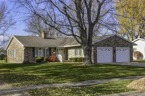 801 N Blackhoof St, Wapakoneta, OH 45895