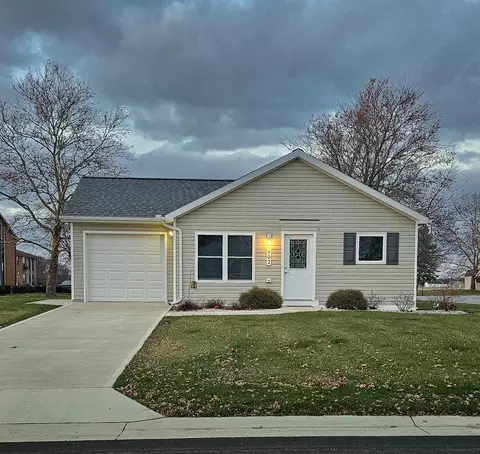 902 Daisy Dr, Wapakoneta, OH 45895
