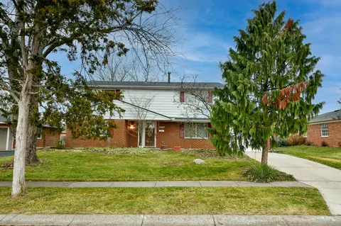 7043 Chadbourne Dr, Huber Heights, OH 45424