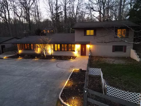 955 White Oak Dr, Springfield, OH 45504