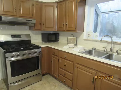 Kitchen - 2132 W Mile Rd, Springfield, OH 45503 photo 8 of 11