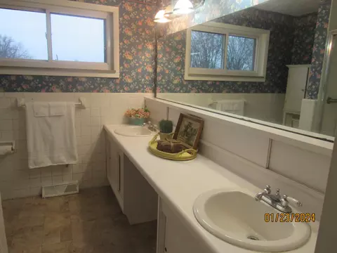 Bath - 2132 W Mile Rd, Springfield, OH 45503 photo 2 of 12