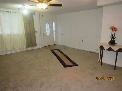 Entry Way - 2132 W Mile Rd, Springfield, OH 45503 photo 2 of 5