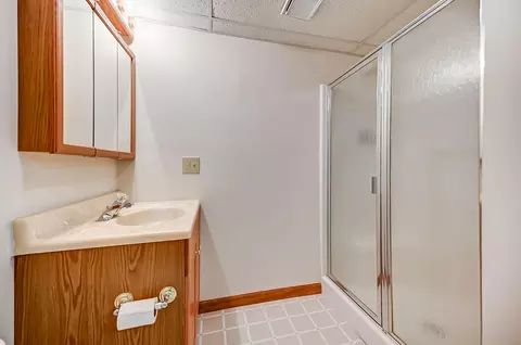 Bath - 1065 Spring Falls Ave, Springfield, OH 45502 photo 5 of 6