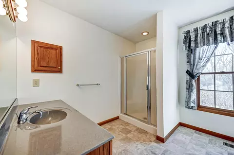 Bath - 1065 Spring Falls Ave, Springfield, OH 45502 photo 2 of 6
