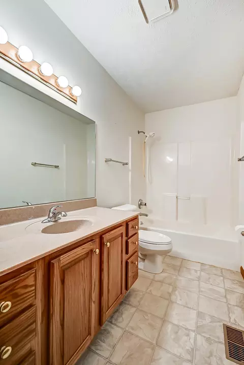 Bath - 1065 Spring Falls Ave, Springfield, OH 45502 photo 4 of 6