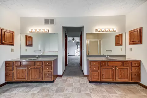 Bath - 1065 Spring Falls Ave, Springfield, OH 45502 photo 1 of 6