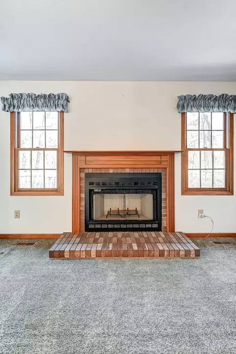 Living - 1065 Spring Falls Ave, Springfield, OH 45502 photo 4 of 7