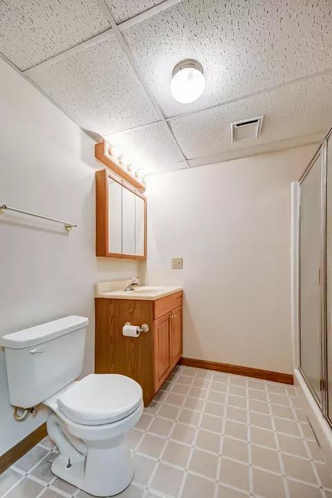 Bath - 1065 Spring Falls Ave, Springfield, OH 45502 photo 6 of 6