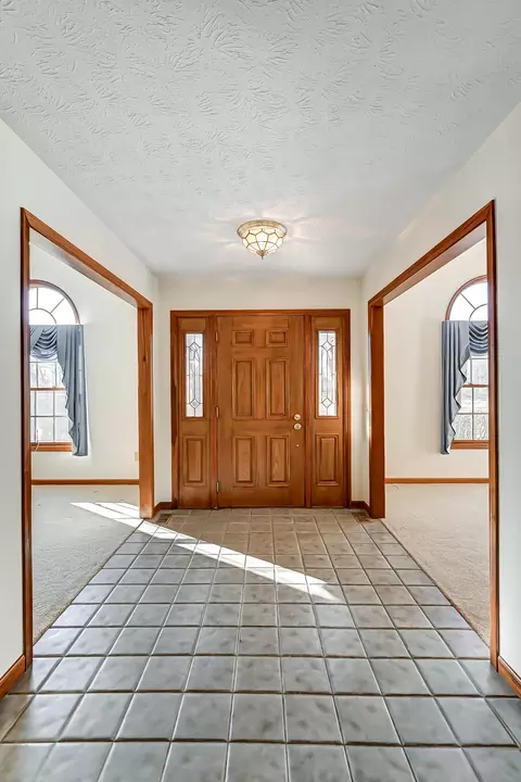 Entry Way - 1065 Spring Falls Ave, Springfield, OH 45502 photo 1 of 2