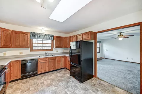 Kitchen - 1065 Spring Falls Ave, Springfield, OH 45502 photo 4 of 6