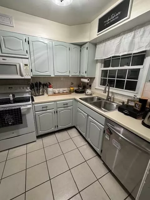 Kitchen - 2234 N Hadley Rd, Springfield, OH 45505 photo 3 of 3