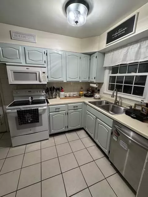 Kitchen - 2234 N Hadley Rd, Springfield, OH 45505 photo 1 of 3